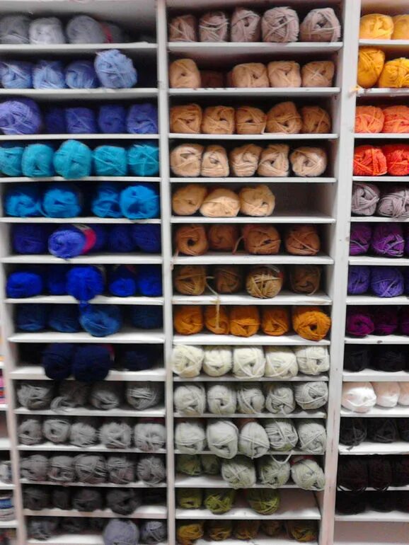 магазин пряжа розница. магазин пряжа розница. выкладка пряжи в магазине. терракот ижевск пряжа. магазин пряжа розница.