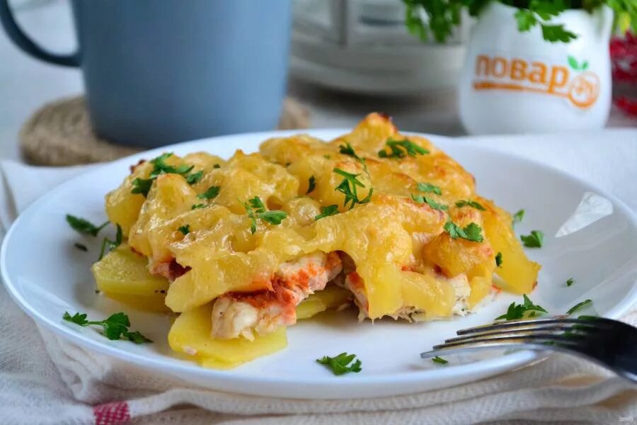 Рецепты куриное филе под сыром. Куриная грудка с ананасами. курица с ананасами в духовке под сыром. филе курицы с ананасами и сыром в духовке. курица в духовке с ананасами и сыром.