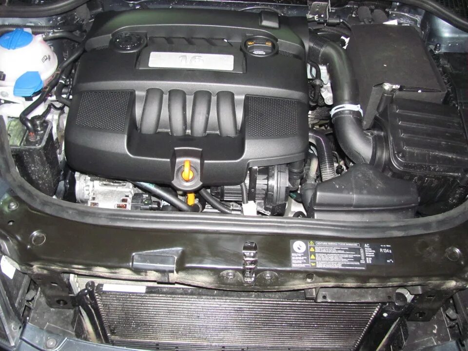 Куплю двигатель шкода а5. Skoda Octavia a5 двигатель 1.6. Крышка двигателя Skoda Octavia a5 1.6 MPI.