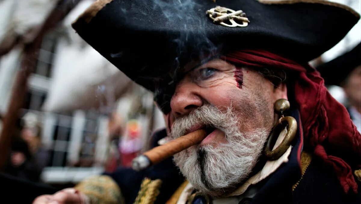 Зачем пиратам серьги. Пиратская серьга в ухо. Моряк с серьгой в ухе. Пират с серьгой. Пираты с серьгами в ушах.