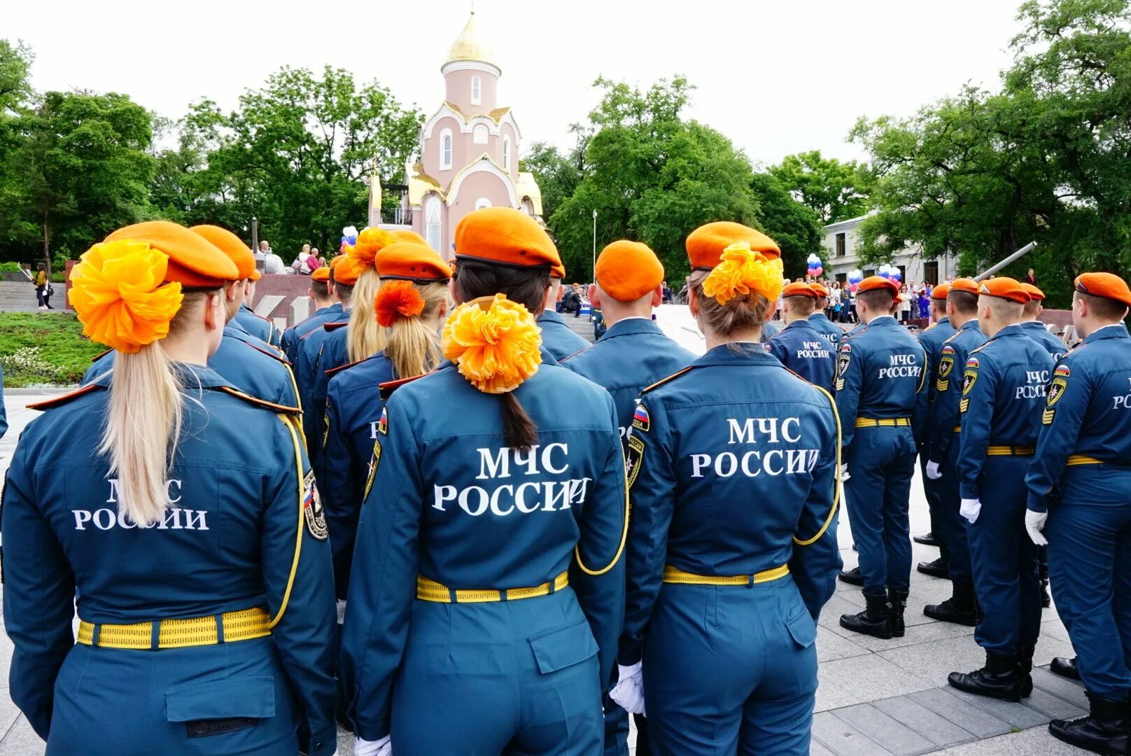 Мчс фото. МЧС РФ спасатель. МЧС России картинки. Новая форма МЧС. Профессия МЧС.