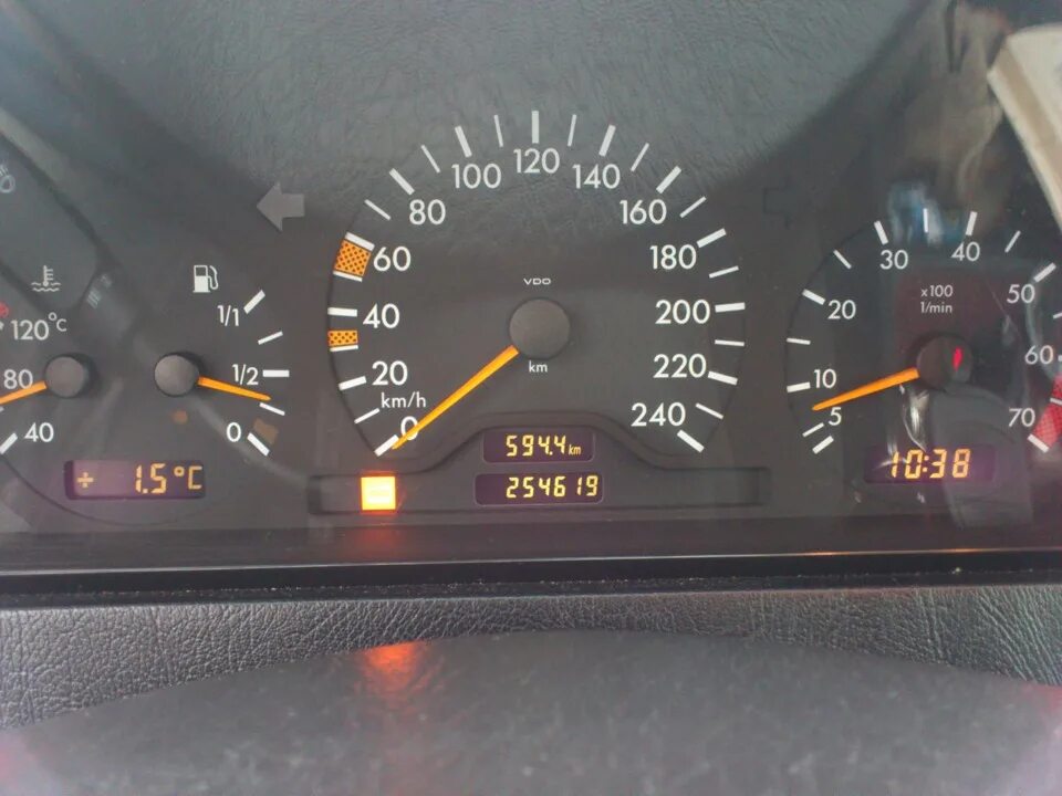 Температура на 124. Дисплей наружной температуры мерседес 124. Температурный датчик мерседес 190 2. Мерседес 190 дизель школа температуры двигателя. Датчик термометр mercedes w124.