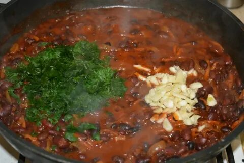 Мясо с фасолью луком и морковью
