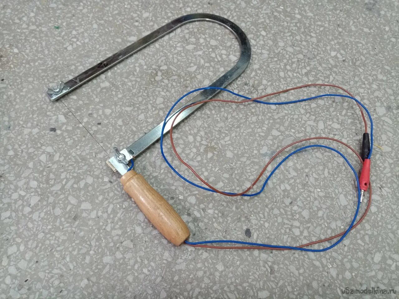 резка нихромовой проволокой. станок для резки пенопласта нихромовой нитью. станок с нихромовой струной. нихромовый резак струна. нихромовая проволока для резки пенопласта диаметр.
