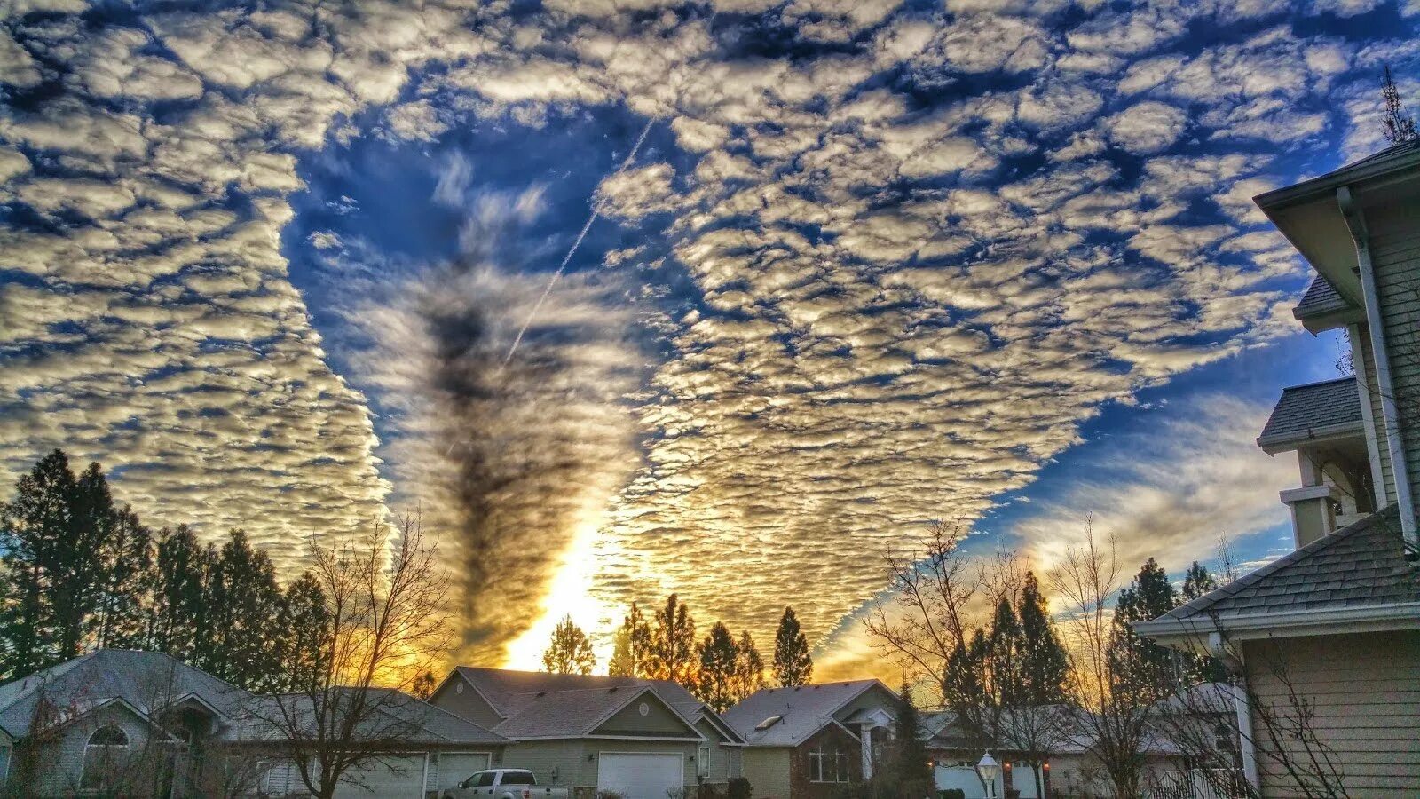 Утечка облака. Эффект Fallstreak в перисто- кучевых облаках. Интересные природные явления. Необычные облака. Необычные небесные явления.