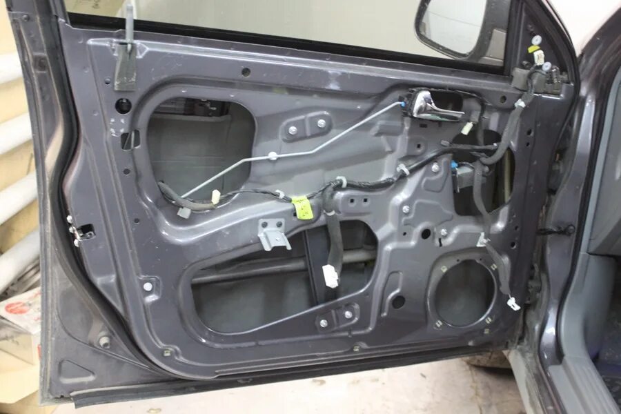 Removal of an upholstery of a forward door (Chevrolet Lacetti 1 2002-2009: Body: