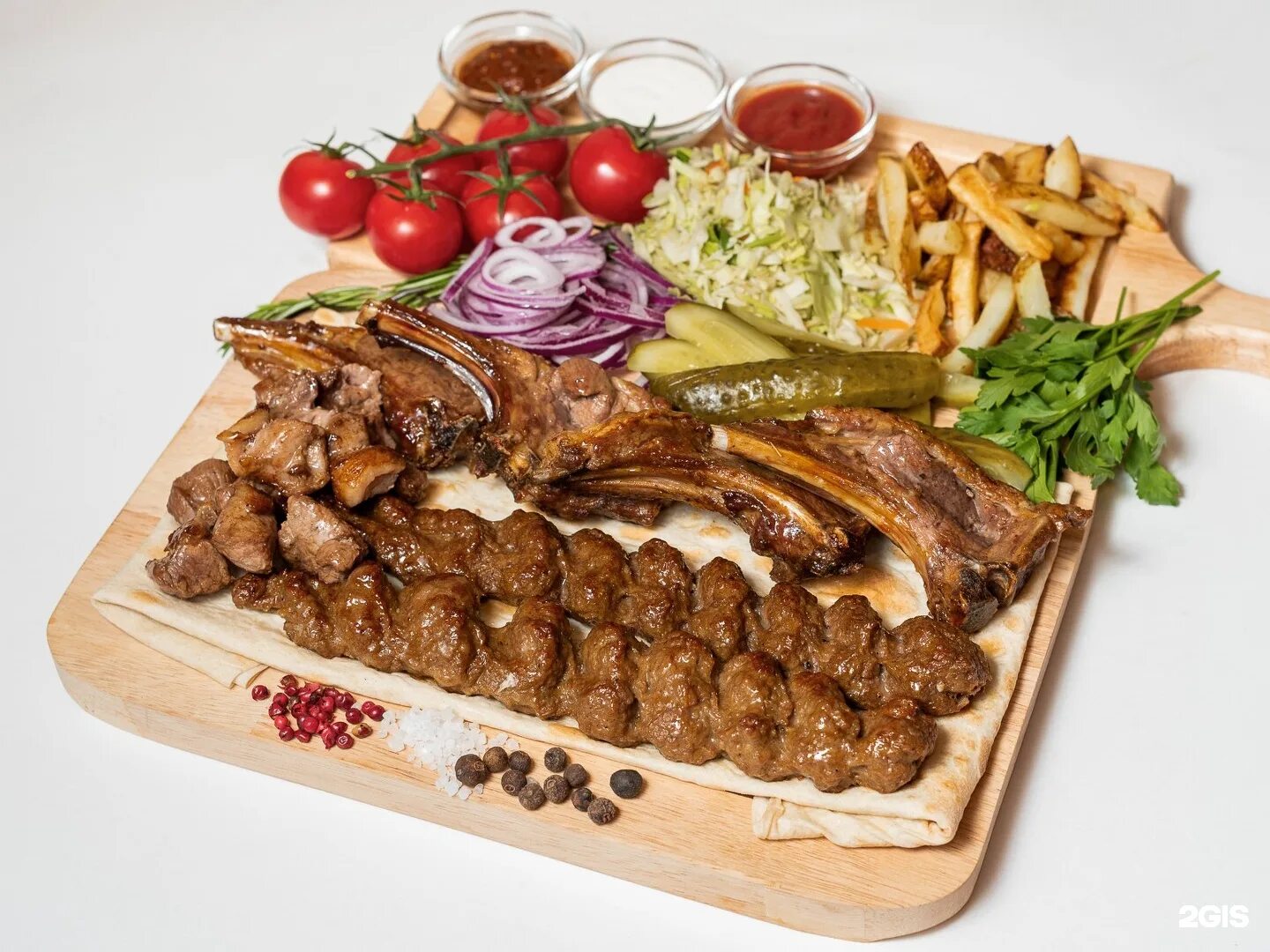 Шашлык калининград. Шашлык в ресторане. «шашлычок», кафе иркутск маршала жукова. Шашлычный ресторан. Шашлык из бараньей корейки.