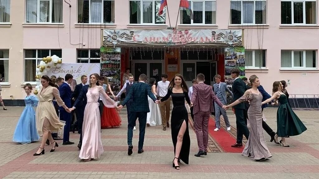 Школьный вальс содержание. Школьный вальс 2025. выпускной 2025 вальс. вальс на мероприятие. 11 класс школьный вальс брянск.