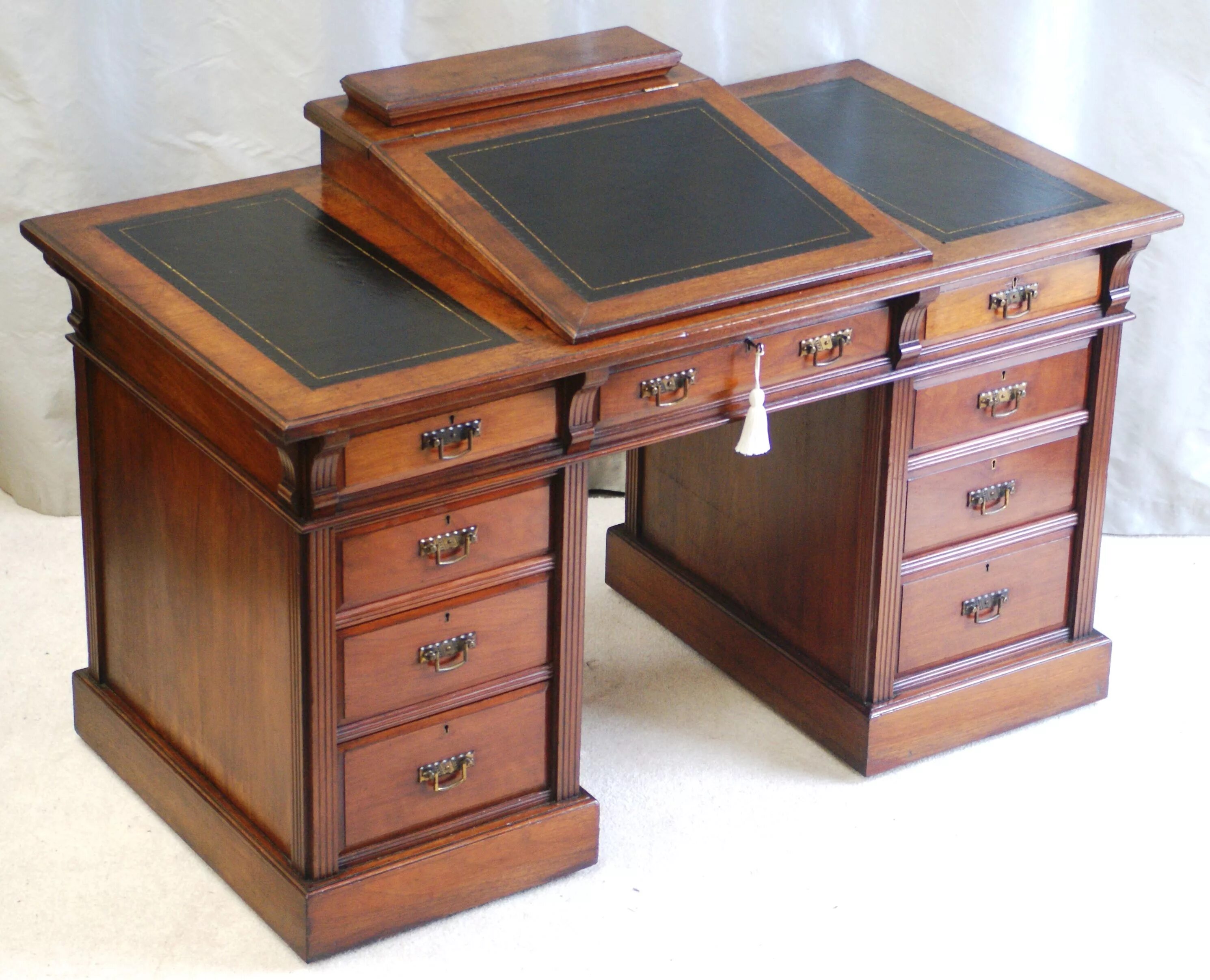 Письменный 1 том. Стол двухтумбовый 19 век. Старинный письменный стол. Раритетный письменный стол. Старинный стол.