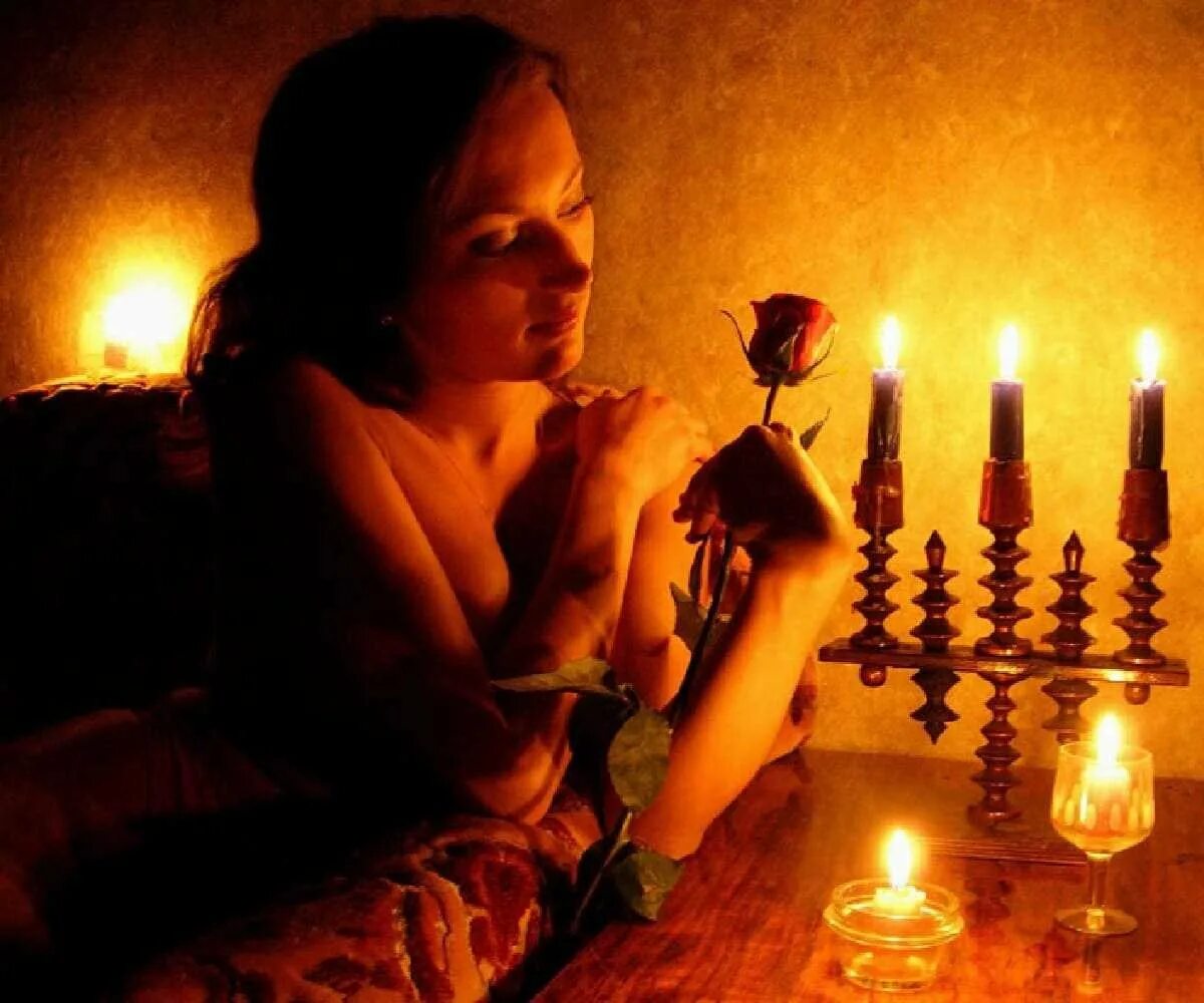 Раз перед вечером. Девушка со свечой. Фотосессия со свечами. Девушка при свечах. Свечи для женщин.
