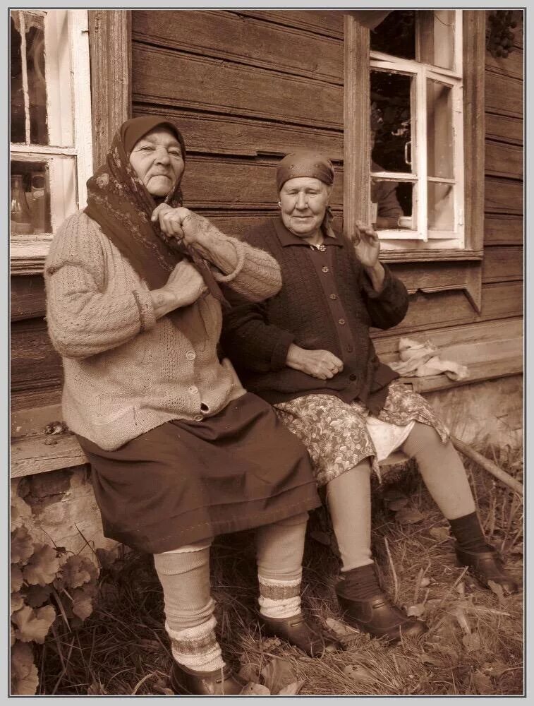 Бабушка картинка. Е старую русскую. Бабушки на лавочке в деревне. Баба нюра. Старушка в платке.