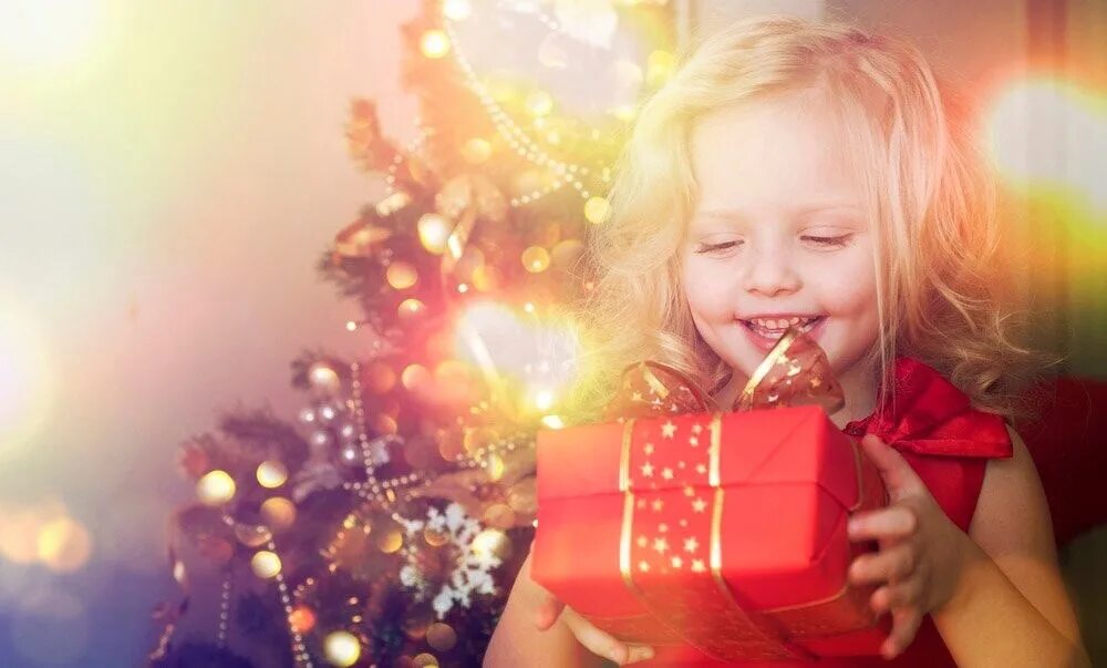Подарки для детей. Ребенок радуется новогоднему подарку. Детская радость в новый год. Дети радость новый год.
