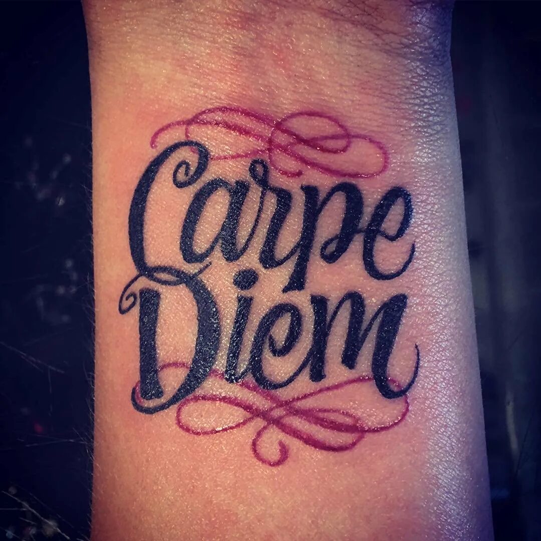 Carpe diem арт. татуировка карпе дием. Carpe diem татуировка. надпись карпе дием. тату эскизы надписи.