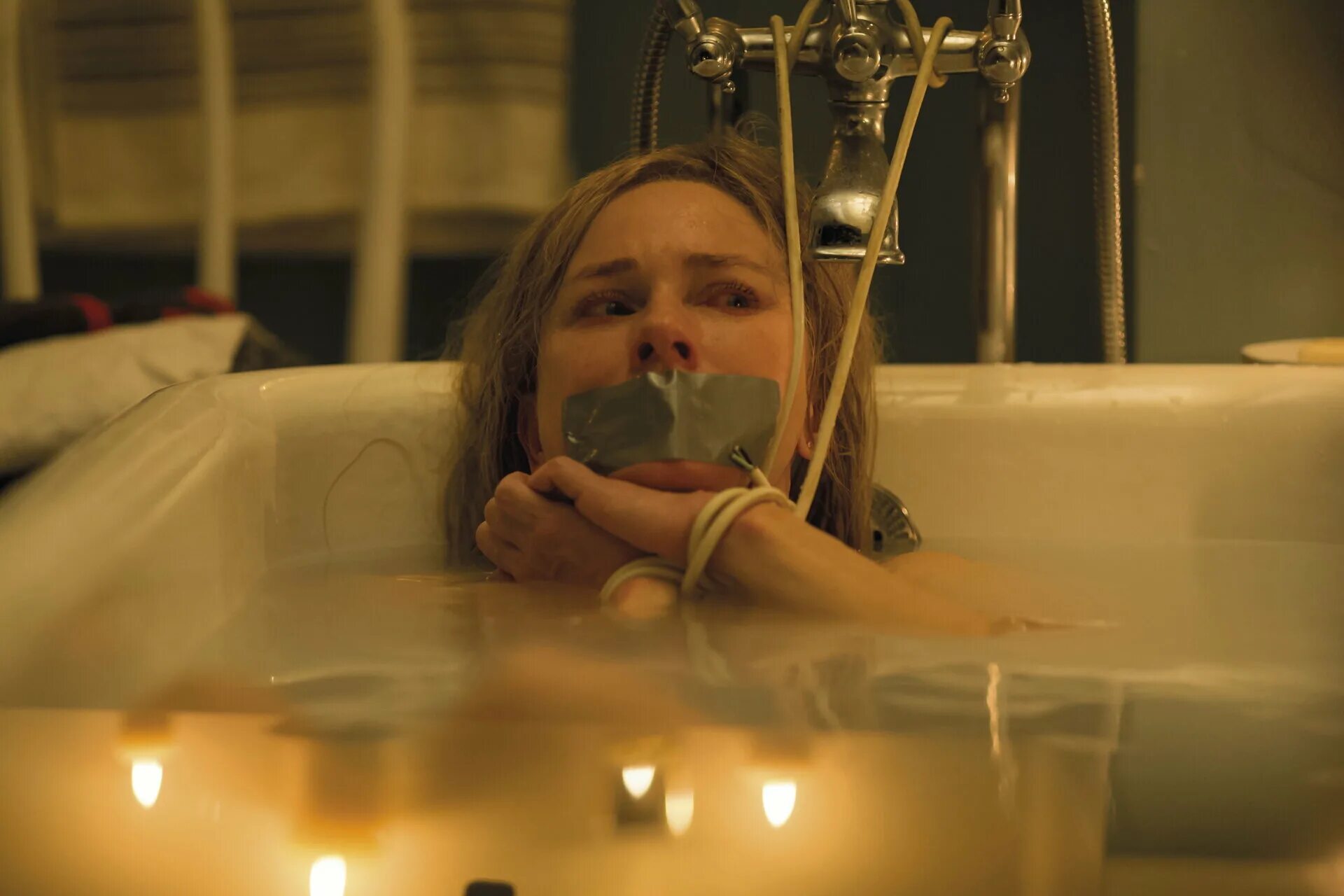 Фильм взаперти 2. Жизнь горничной в башне взаперти. Беглец фильм 2015 сара полсон. Взаперти фильм 2018. Жизнь горничной в башне взаперти.