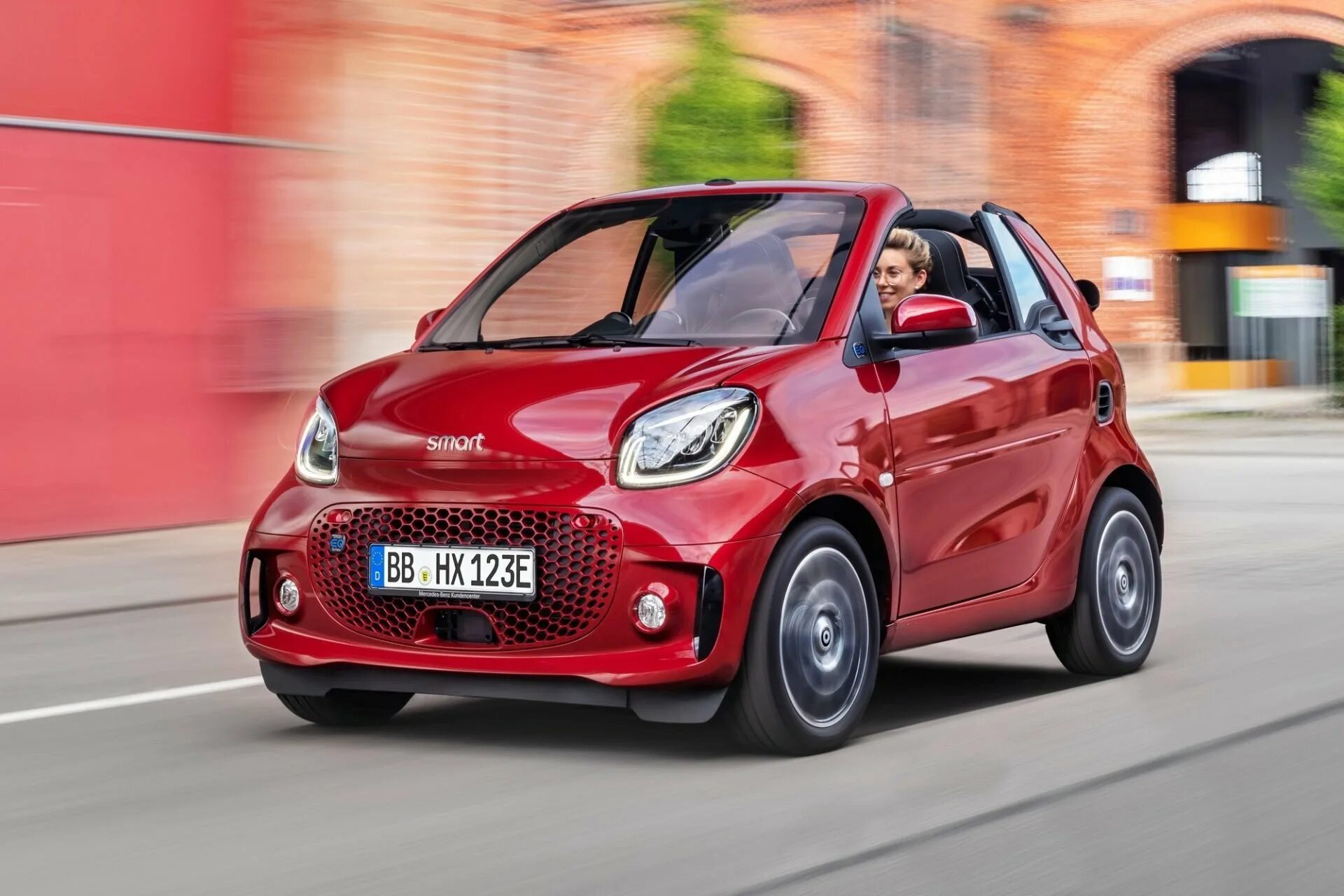 Небольшой городской автомобиль. Mercedes Smart Fortwo 2020. Smart EQ Fortwo 2019. Мерседес смарт 2021. Smart Fortwo Cabrio.