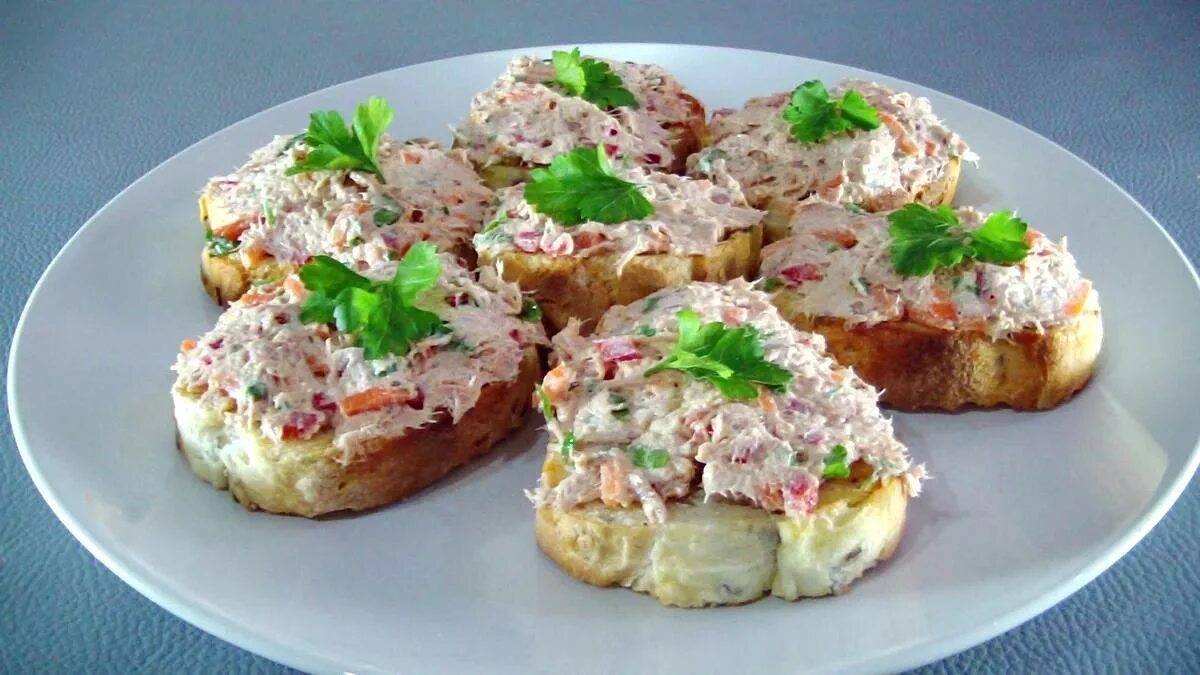 Рецепт бутербродов с крабовыми. Бутерброды с крабовыми палочками. бутерброды с крабовыми палочками и плавленным сыром. бутерброды с крабовыми палочками и яйцом и сыром. бутерброды с крабовыми палочками на праздничный стол.