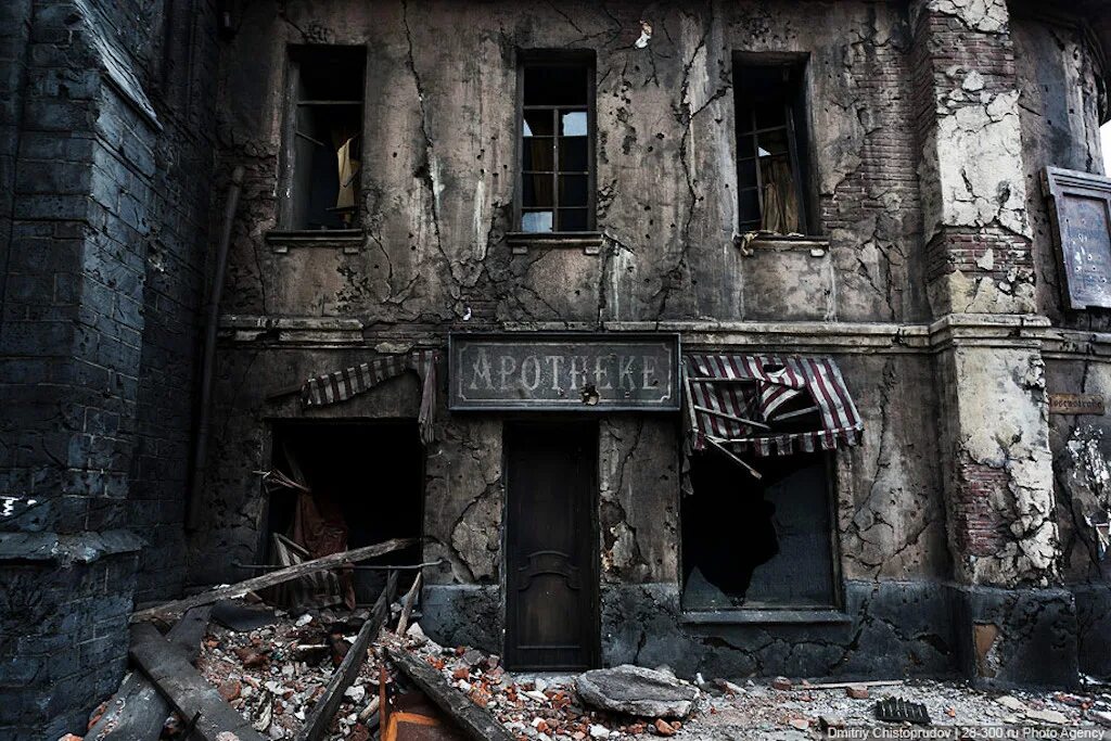 Старый разрушенный дом. Город призраков (Ghost Town, 2008). Берлин город призрак. Мосфильм заброшенный городок. Город Мосфильм руины города.