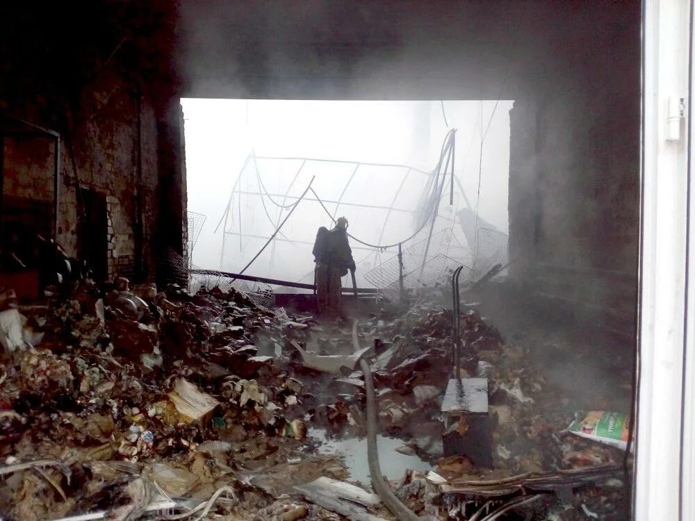 Тц мир пожар. Пожар тц мир оренбург. выгоревшие конструкции зданий.