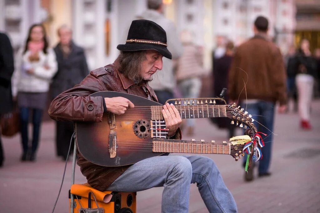 Уличные музыканты. Уличный музыкант гитарист. Музыканты на улице. Уличный музыкант на гитаре. Играют на улице видео