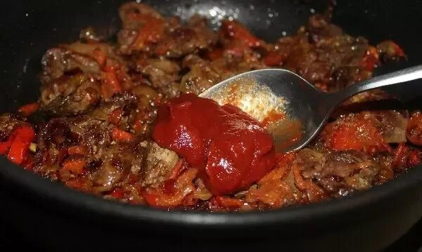 Печень куриная жареная с морковью на сковороде. Куриная печень с томатной пастой. Куриная печень с луком в томатном соусе. Куриная печень с помидорами и луком на сковороде. Куриная печень с овощами на сковороде.