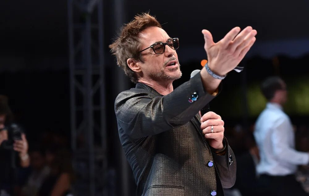 Выступление перед публикой. Оратор. Выступил сказав. Человек выступающий на сцене. Боязнь публичных выступлений красивые фото.