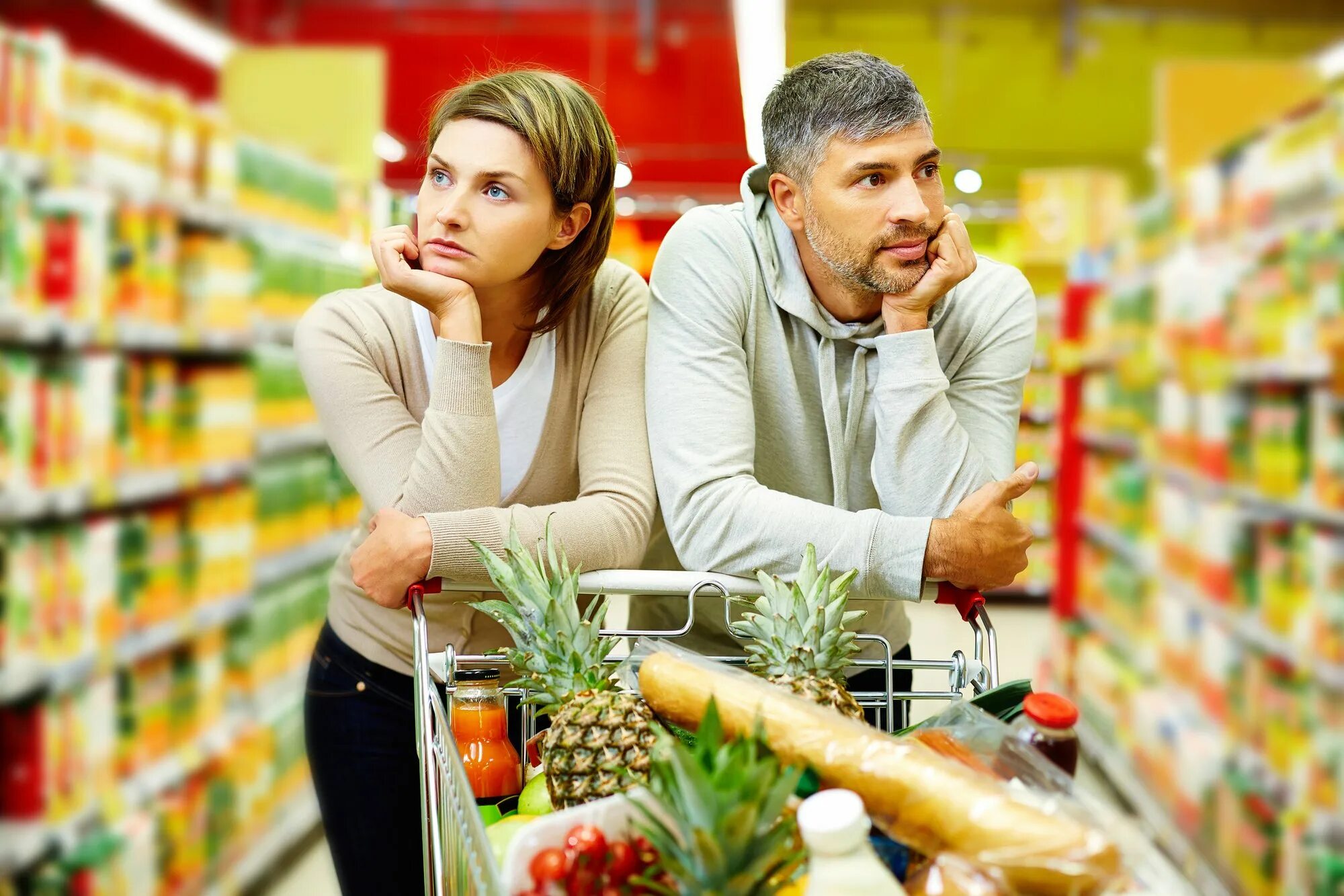 Markets shop ru. Покупатель в супермаркете. Покупатели в магазине продуктов. Покупатель в магазине. Люди в магазине.