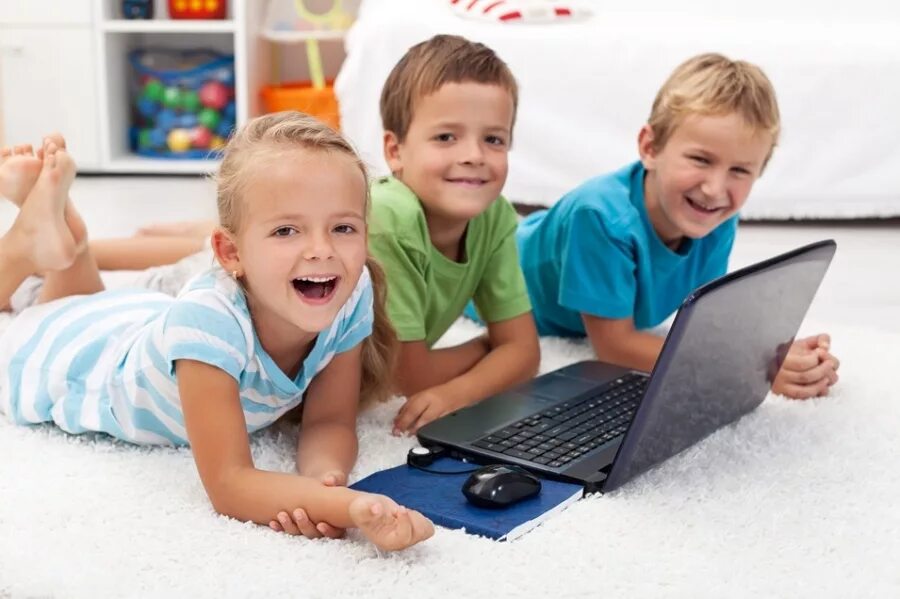 Детские игры на ноутбуке. Счастливый ребенок за компьютером. Счастливые дети с компьютером. Дети лето компьютер. Дети возле компьютера счастливые.