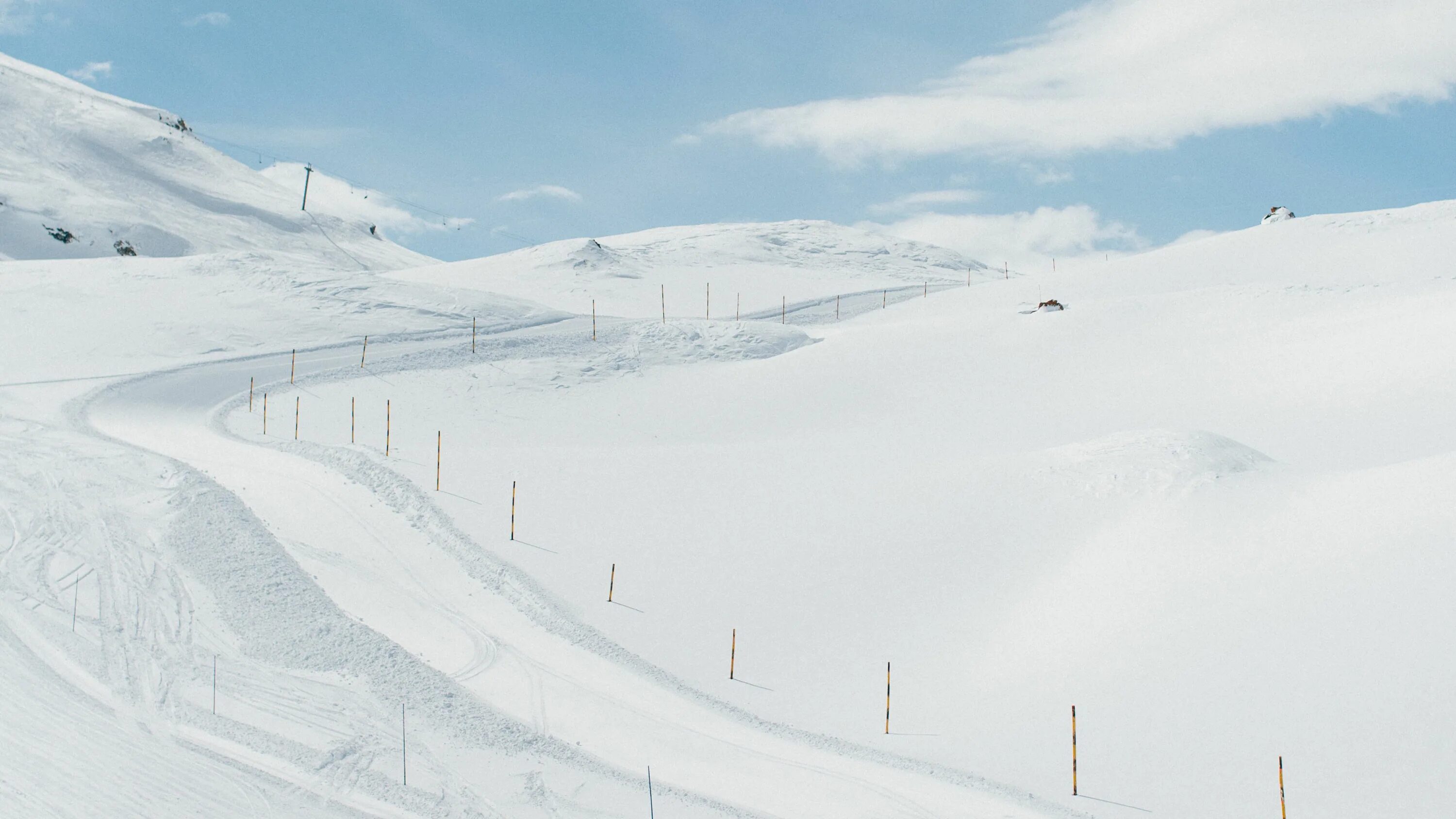 Skiing track. Склон в Саларьево. Снежный склон горнолыжный курорт. Кувандык 365 горнолыжный курорт трассы.