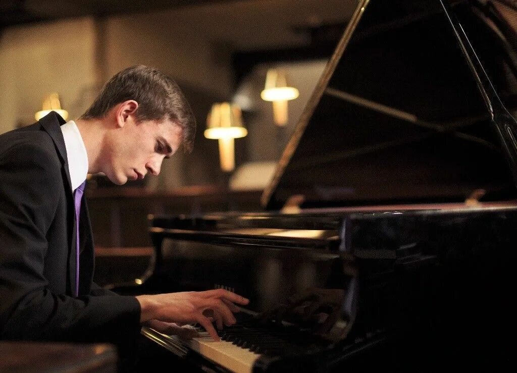 Piano play the don t. Пианист Эшли Уосс. Йохелес пианист. Пианист Клаус Херфорд. Тимур Файзуллин пианист.