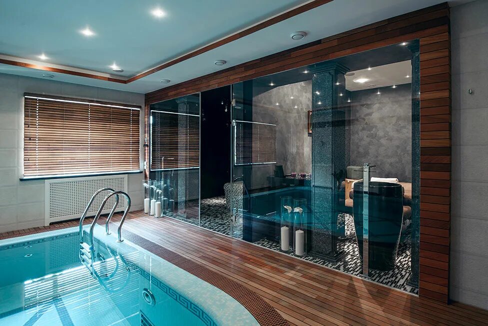 Крытый бассейн в частном доме. Бассейн в доме. Дом с бассейном и джакузи. Бассейн со спа зоной. Бассейн со спа зоной.