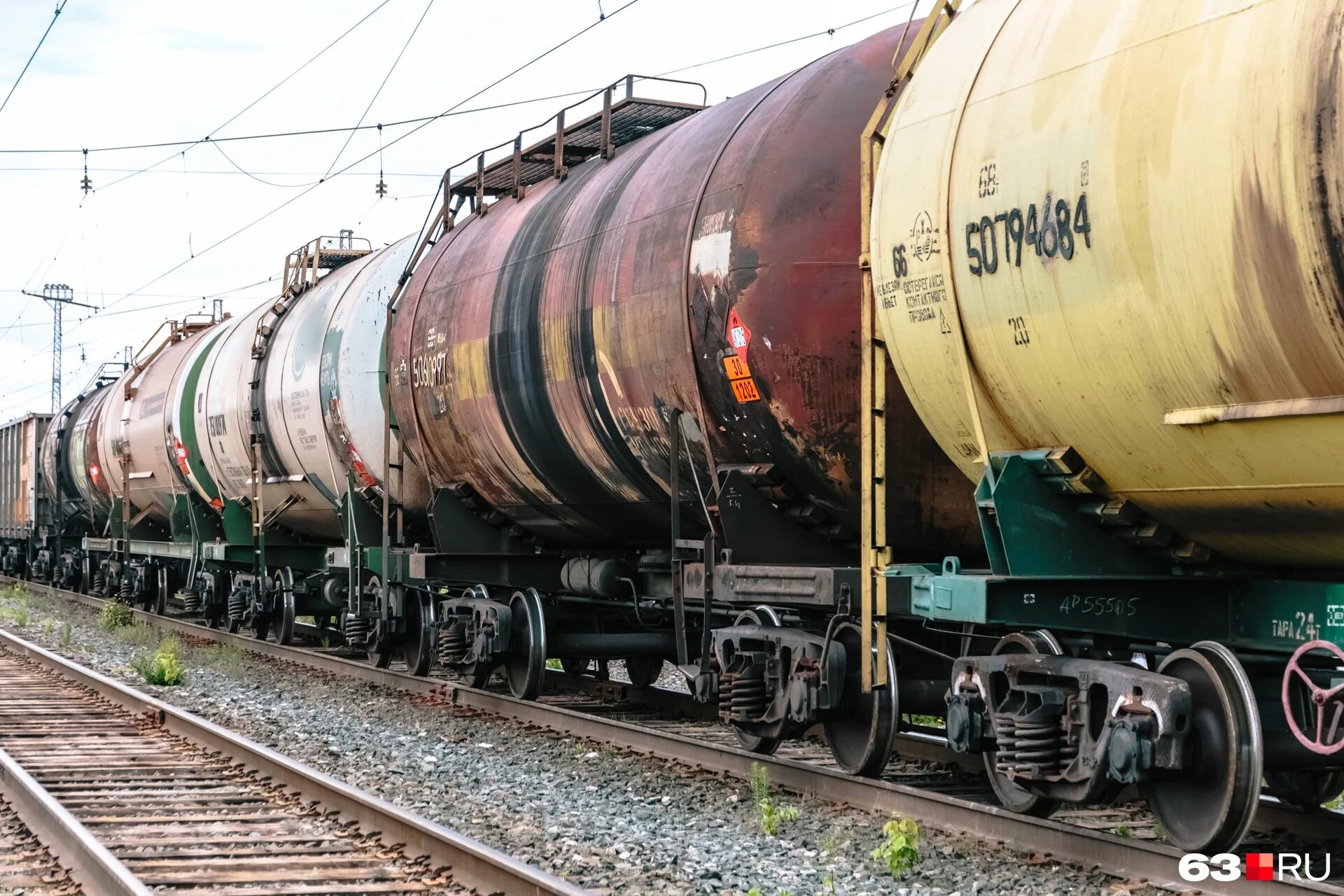 цистерна с бензином. бензин поезд. товарняк с цистернами. товарный поезд цистерны, полувагоны. бензин поезд.