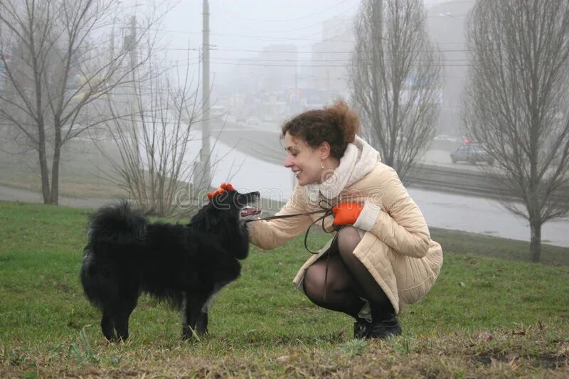 Пес любовный аромат. Девушка с собакой на корточках. Человек на корточках с собакой. Девочка сидит с собакой. Собака присела.