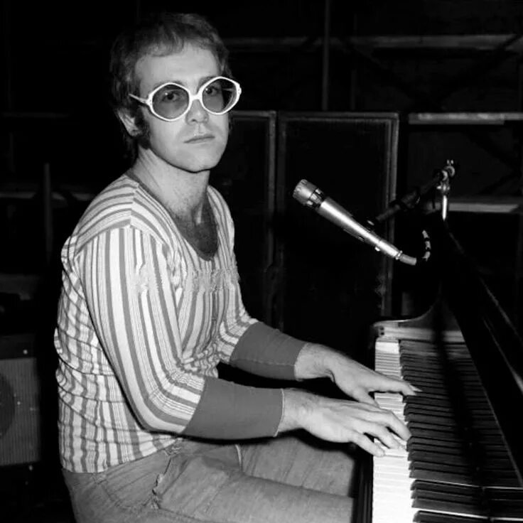 Elton john rock. Элтон Джон. Элтон Джон молодой 1970. Elton John молодой. Элтон Джон в молодости.