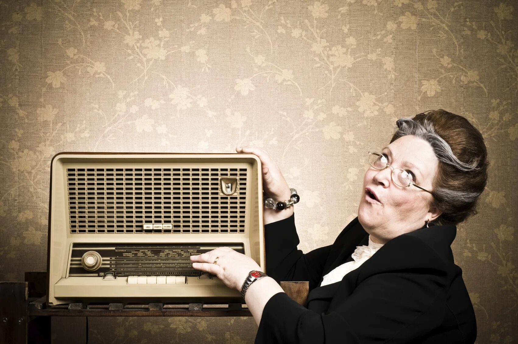 Сделай тише и включи радио. Старый радиоприемник. Радио фото. Человек с радиоприемником. Реклама радиоприемника.