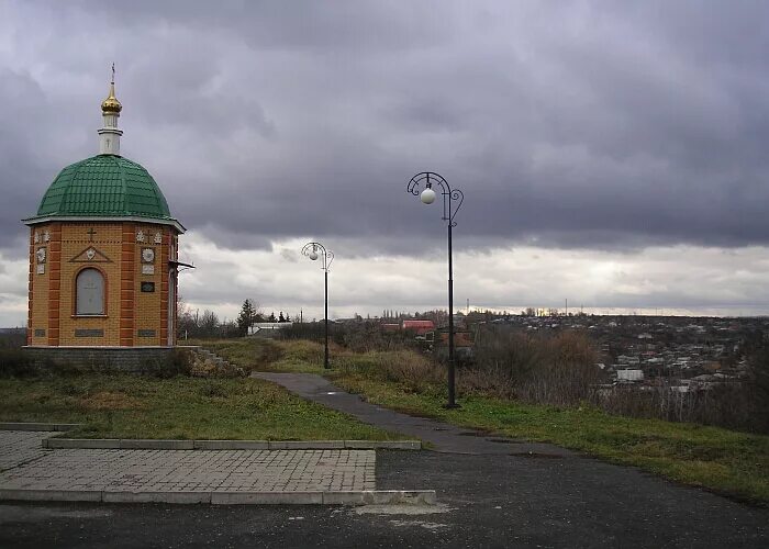 Рыльск брянск. Рыльск Курская область. Стела Рыльска Курской области. Рыльск Курская область архитектура осенью.