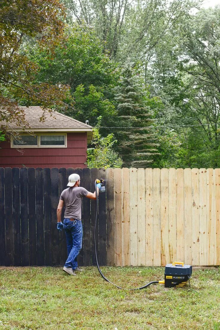 Чем покрасить деревянный забор на улице. Деревянный крашеный забор. Окрашенный деревянный забор. Покраска деревянного забора. Черный деревянный забор.