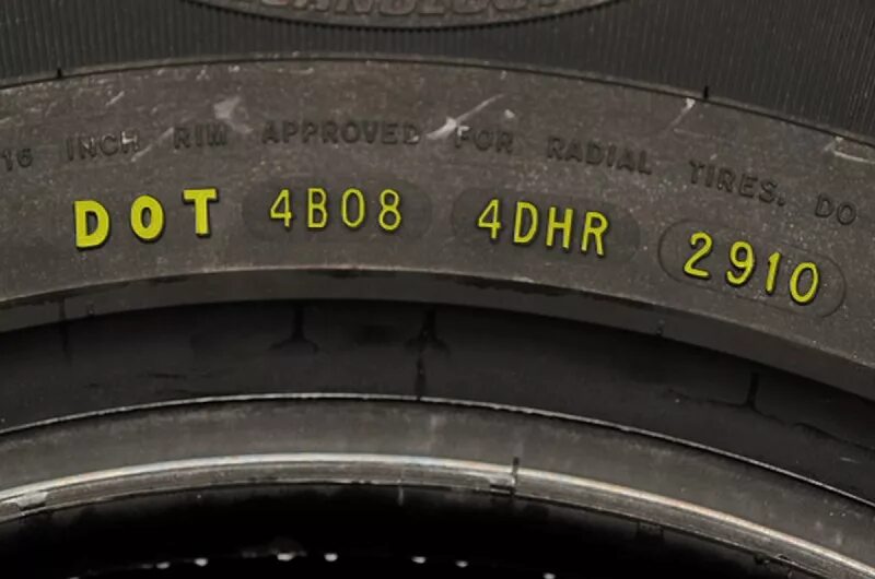 Дата выпуска где указывается. Dot у шины Нокиан. Dot номер на шине. Dot маркировка на шинах. Маркировка года на покрышке.