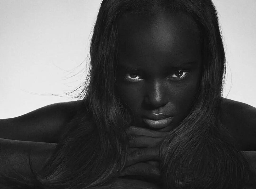 Модель даки тот (Duckie thot) из Южного Судана. Duckie thot модель. Брук Бейли темнокожая модель. Чернокожая заставила