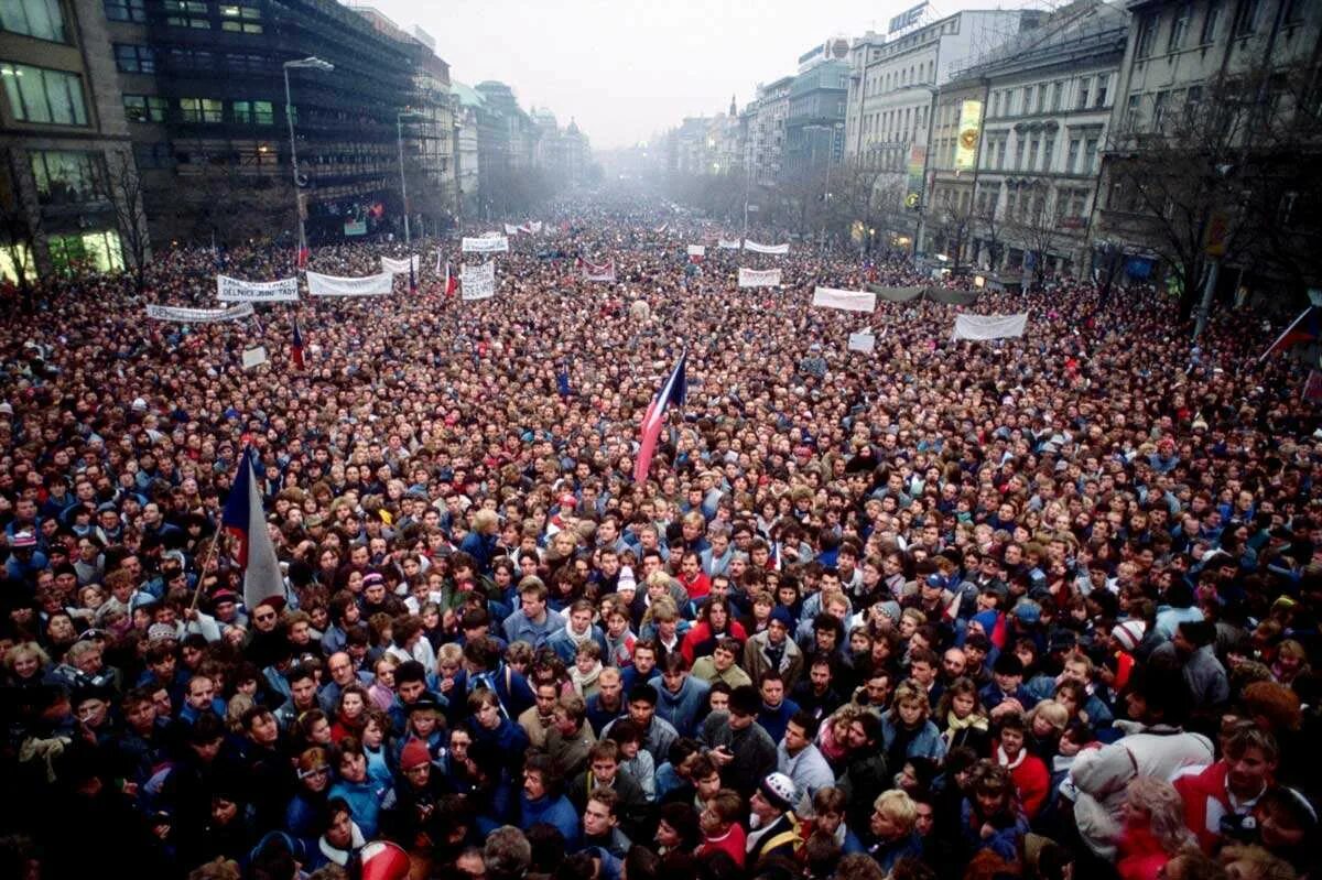 Происходившими в европе в конце. Бархатные революции 1989. Революция в Чехословакии 1989. Прага 1989г. Бархатная революция. Бархатная революция в Чехословакии.