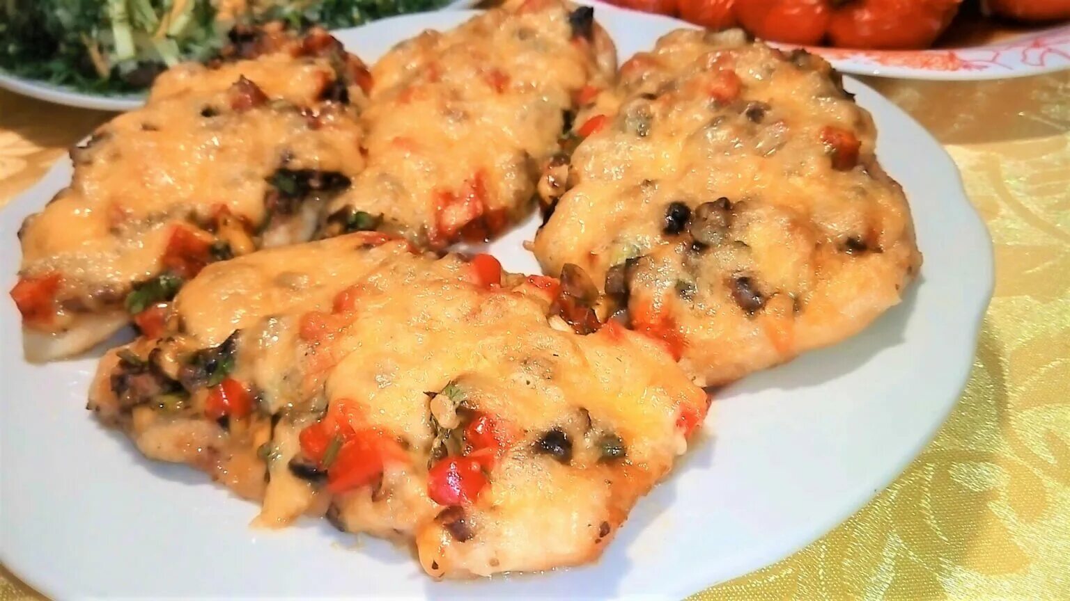 Отбивные из курицы в духовке с сыром. Куриные отбивные с грибами и сыром в духовке. Отбивные из филе курицы в духовке. Курица с грибами и сыром в духовке. Отбивные с грибами и сыром.