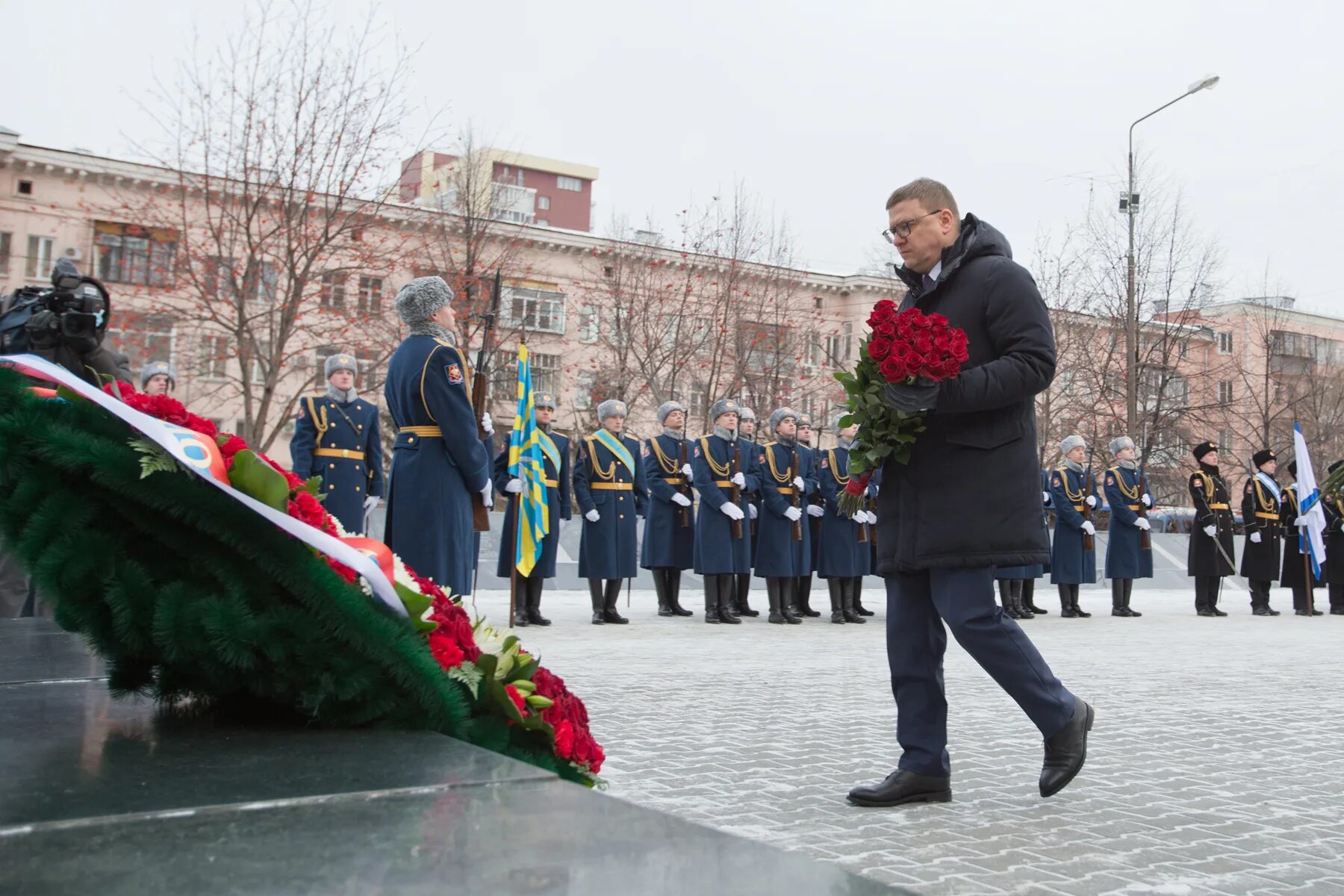 Памяти героям отечества. Возложение венков к мемориалу. День героев Отечества. День памяти героев Отечества. Возложение цветов к памятнику.