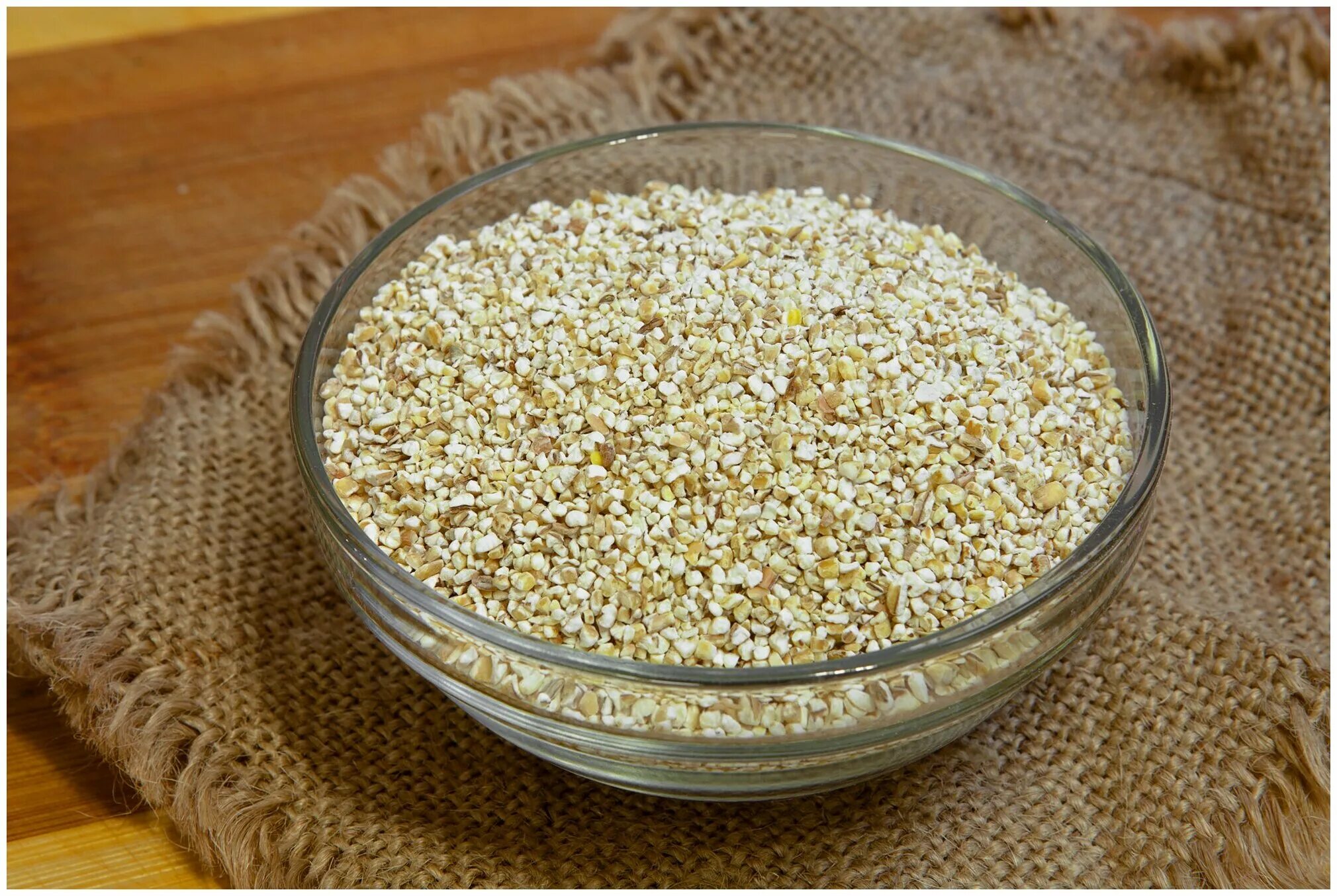 Ячневая каша. Крупы из ячменя. Крупа ячменная ячневая. Каша ячменная ячневая. Ячмень ячневая крупа перловка.