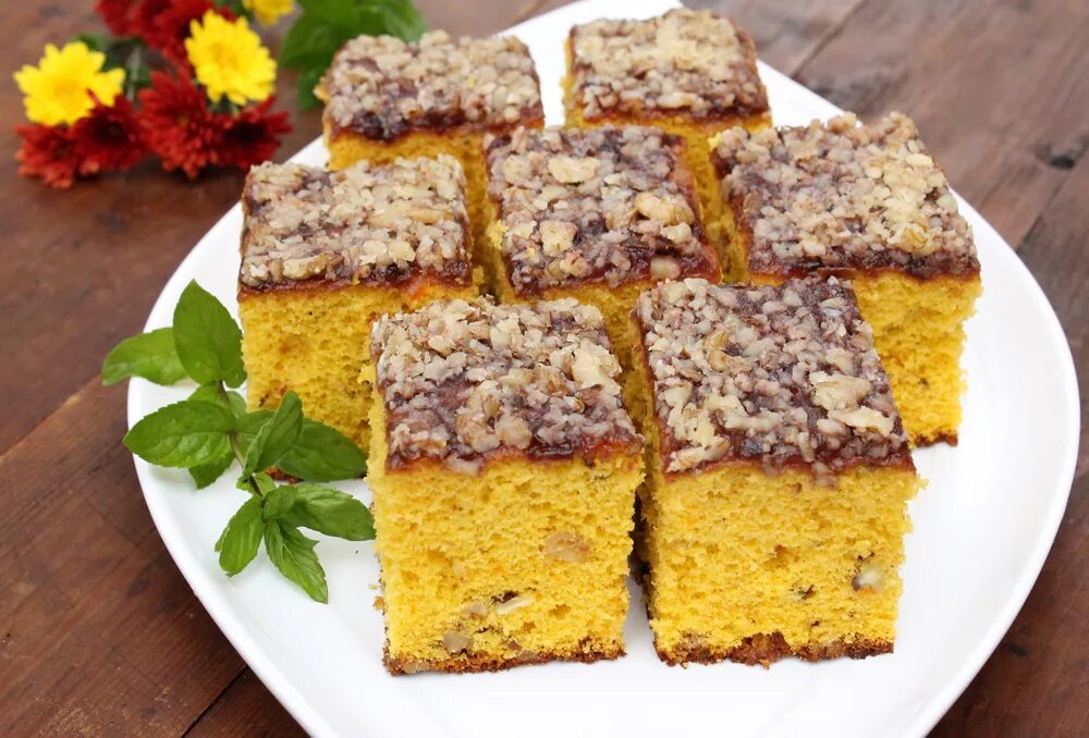 Пирог из тыквы с орехами. Пирог с тыквой орехами и изюмом. тыквенный пирог с изюмом и орехами. пирог с изюмом фото. domace kolace.