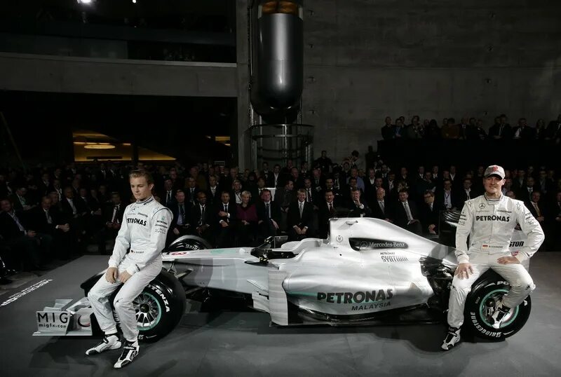 Пилоты мерседес формула. Mercedes petronas f1 шумахер. команда f1 mercedes 2010 шумахер. мерседес формула 1 2010. михаэль шумахер мерседес.