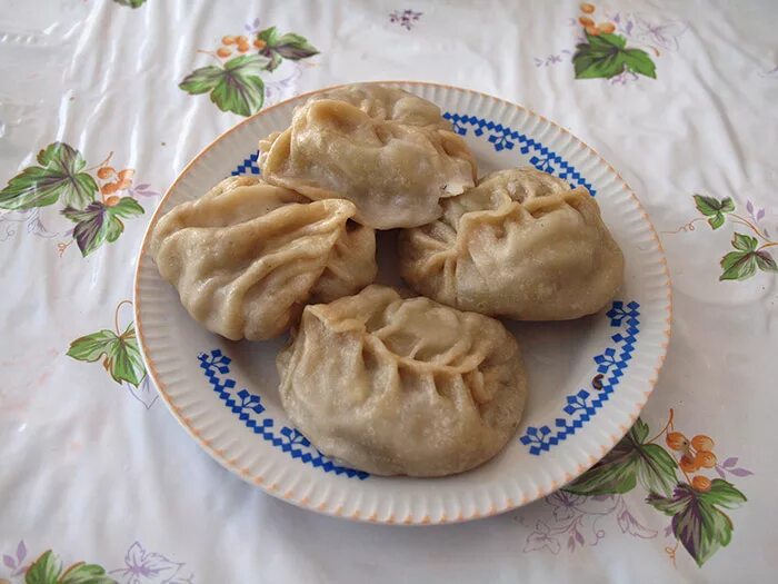 Киргизы блюда. Национальная еда Киргизии. Киргизия кухня национальные блюда. Киргизские манты. Киргизское национальные блюды.