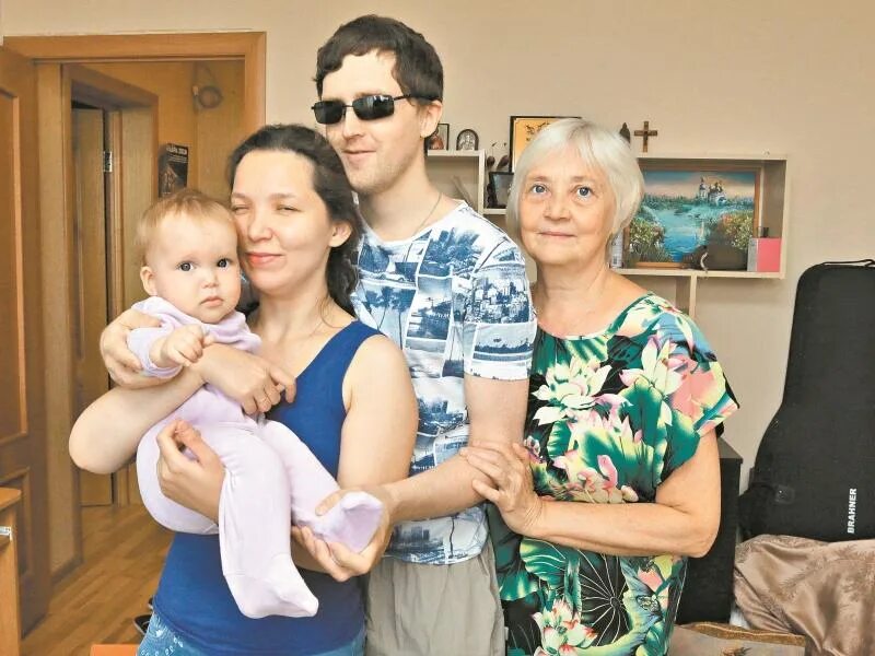 Ребенок будет слепым. Семья с незрячим ребенком. слепая семья. родители слепых. слепой ребенок в семье.