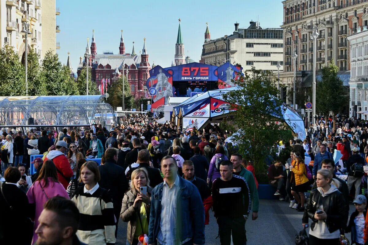 12 день города москвы. День города на Тверской 2022. Москва днем. С днем города Москва. Москва праздник.