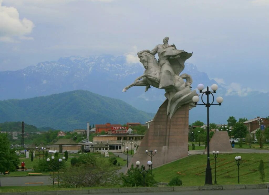 Памятник иссе плиеву. Памятник исса плиеву владикавказ. Памятник генералу плиеву во владикавказе. Памятник плиеву во владикавказе. Исса плиев памятник.