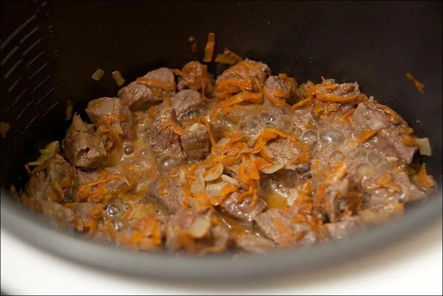 Свинина жареная с луком и морковью. Мясо тушеное с луком и морковью. свинина тушеная с морковью. свинина с морковью и луком. жареное мясо с луком и морковью.