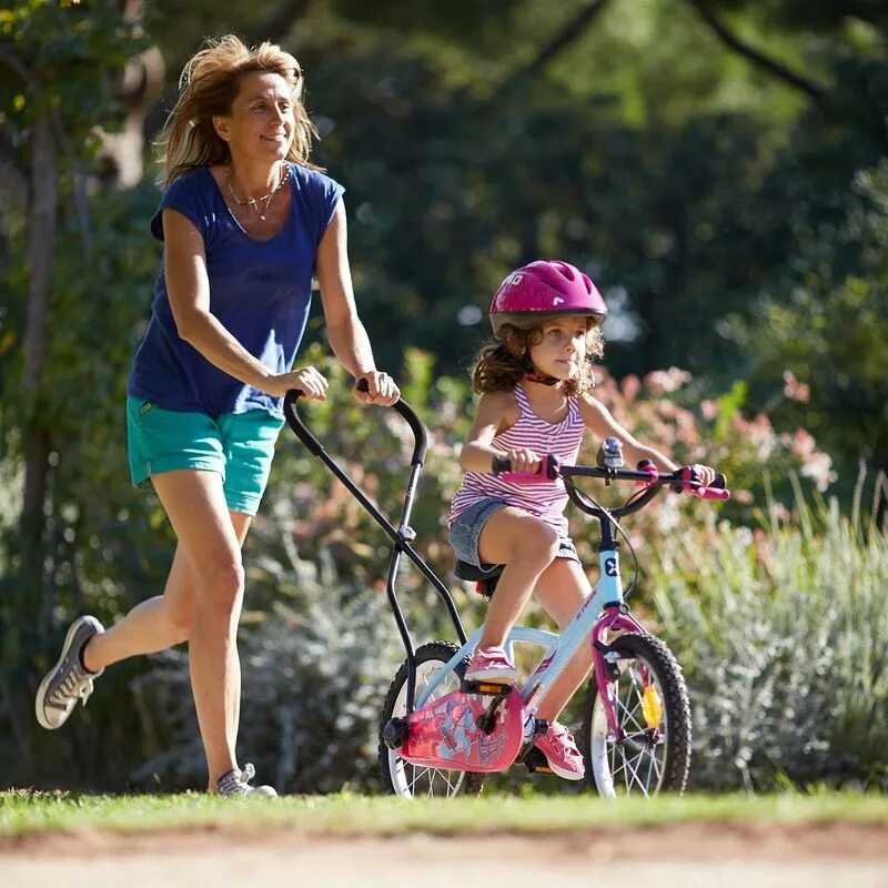 Где кататься ребенку на велосипеде. Дети с велосипедом. Велосипед для мамы с ребенком. Кататься на велосипеде. Дети на самокатах и велосипедах.